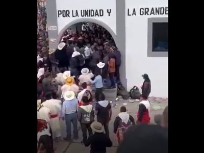 Una multitud acosa, manosea y golpea a una mujer en San Juan Chamula