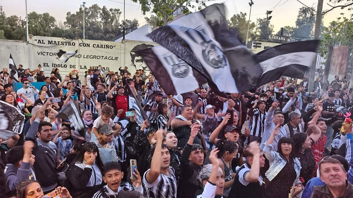 Miles de hinchas recibieron al plantel de Gimnasia.