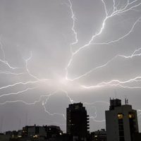 Creían que había caído un rayo en la Ciudad, pero eran vecinos haciendo un asado