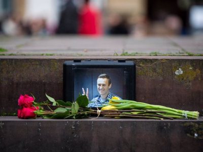 El Kremlin defiende investigación por muerte de Navalny; se niega a entregar el cuerpo