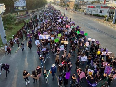 "Marea violeta" toma las calles de México: mujeres exigen alto a la violencia de género y feminicida