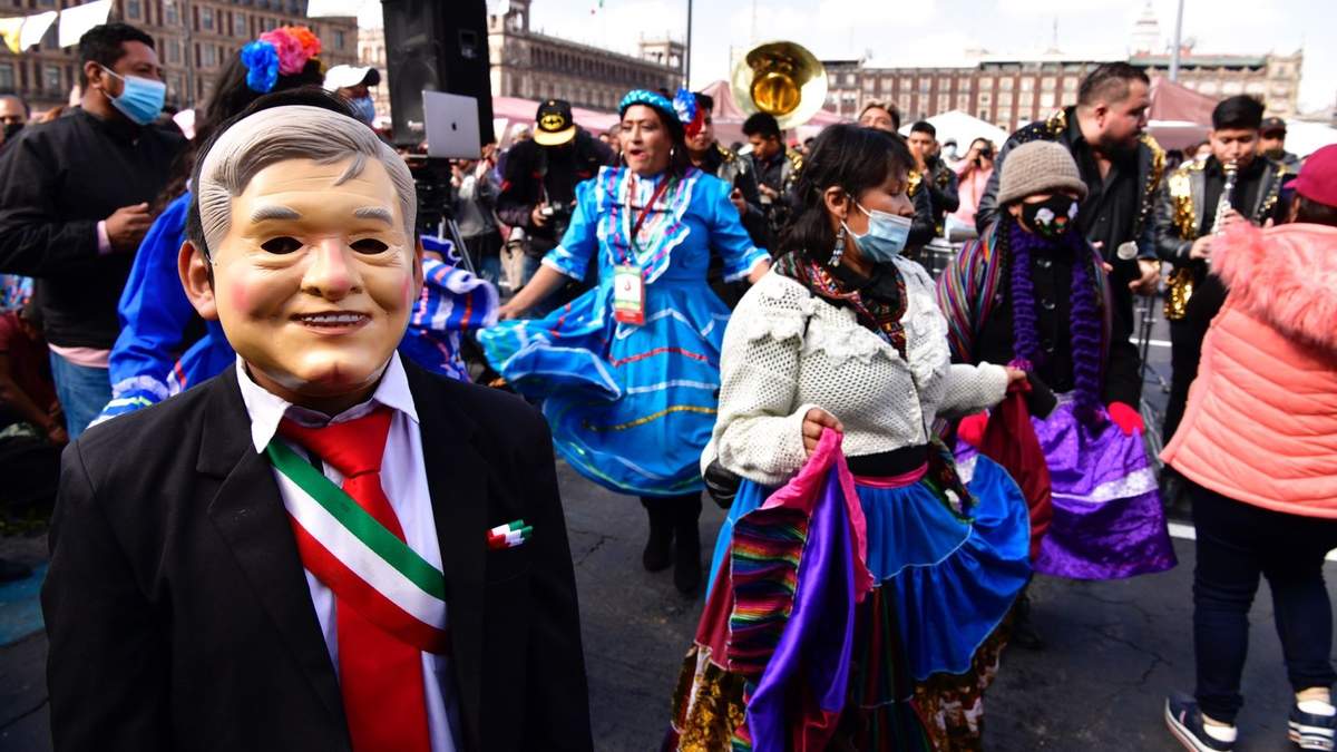 Simpatizantes de López Obrador celebran su cumpleaños 68