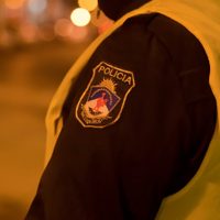 Accidente en Neuquén Capital: volvían de una fiesta y chocaron contra una camioneta estacionada