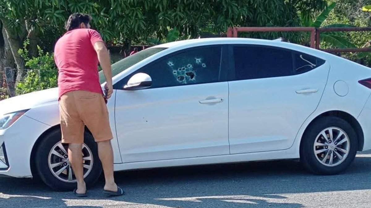El funcionario fue atacado mientras iba en un auto blanco
