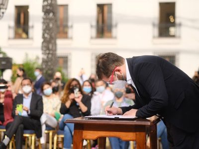 Gabriel Boric firmó un acuerdo ambiental impulsado y luego desechado por Sebastián Piñera
