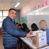 Ramón Rioseco votó en Cutral Co y alentó a los vecinos a acercarse a “celebrar la democracia”