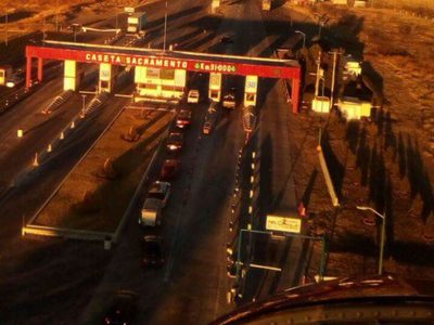 Gobierno de Chihuahua construye muro para obligar a ejidatarios a pagar cuota en caseta de Sacramento