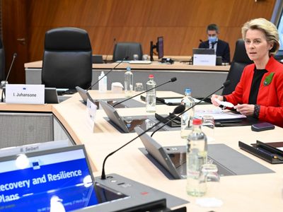 Comisión Europea amenaza a Londres con bloquear el envío de vacunas