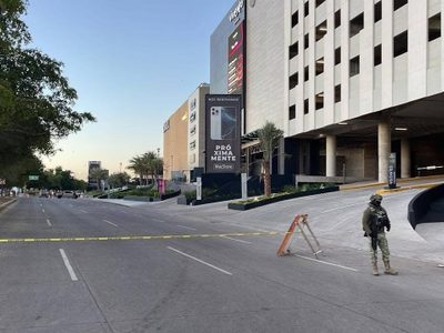 Abandonan cuerpo desollado en plaza comercial cercana a la Fiscalía en Culiacán