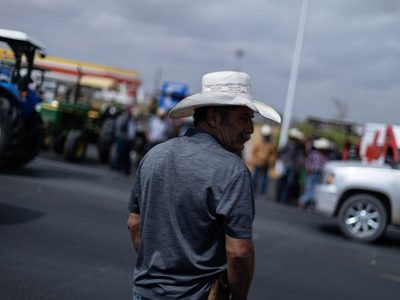 Transportistas y agricultores levantan bloqueos; retoman diálogo con el gobierno
