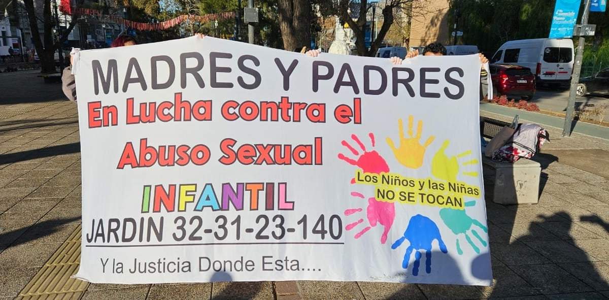 Reclamo de padres de chicos del Jardín 31. Fuente: (Javier Manzano - Minuto Neuquén)