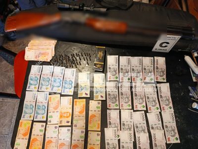 Megaoperativo en Añelo: en 5 allanamientos secuestraron droga, armas, dinero y hubo 7 detenciones
