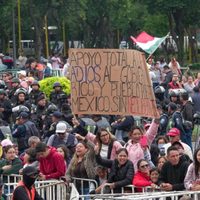 Entre protestas y simpatizantes... así llegaron AMLO y Sheinbaum a la toma de protesta (Video)