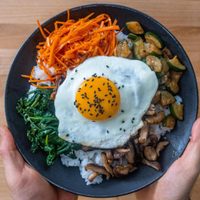 Ideal para el almuerzo: bibimbap, el plato colorido y muy saludable de la gastronomía coreana