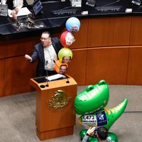 Senador morenista arma show con globos contra Xóchitl Gálvez en la Permanente (Video)