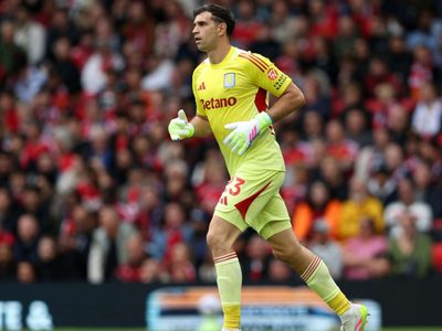 Regreso con derrota: el Dibu Martínez volvió a ser titular y su equipo perdió