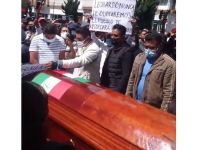 Llevan ataúd de Leobardo al Palacio de Gobierno de Hidalgo, donde recibió el disparo que lo mató