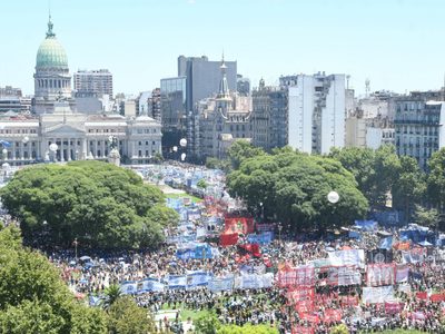 Miles de personas se suman la huelga general en Argentina en desafío a Milei tras mes y medio