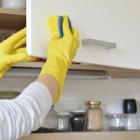 No sufras más: eliminá toda la grasa de los muebles de tu cocina en 5 minutos con 2 productos muy baratos