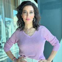 El vestido camisero que saca de apuro en esta temporada: así lo combinó Roxy Vázquez en un look elegante