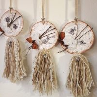 Con las latas que ibas a tirar, y esta idea genial, hacé este colgante decorativo que llena de vida cualquier rincón