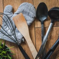 Con palitos de madera y esta idea fantástica, organizá tus utensilios y dale un toque distinguido a tu cocina