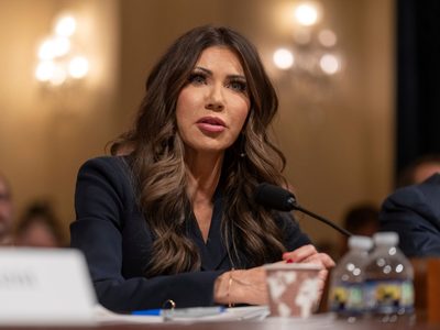 Demócratas piden a Kristi Noem que renuncie
