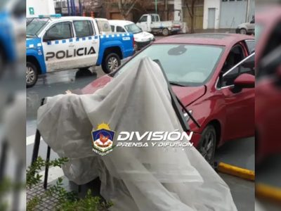 Un conductor ebrio atropelló a dos personas y huyó