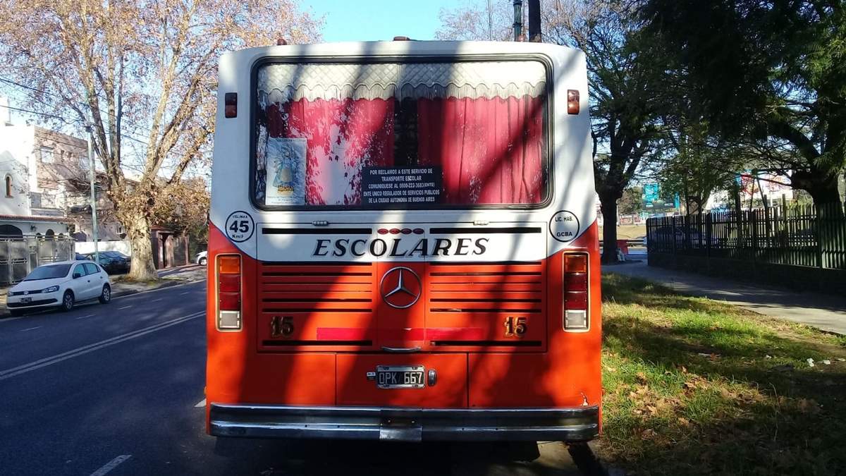 El micro contaba con autorización para transportar estudiantes. Fuente: (Twitter)