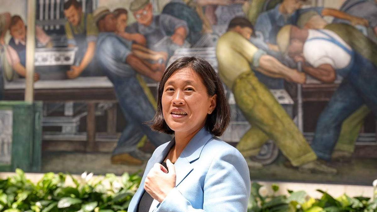 Katherine Tai a un lado de un mural de Diego Rivera en Detroit