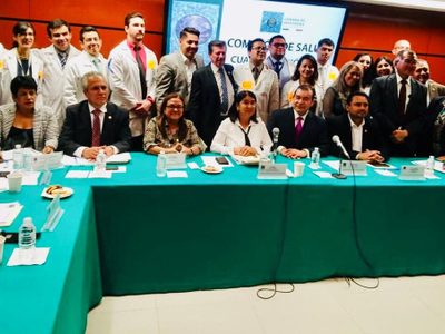 Médicos entregan a diputados propuesta para regular la figura jurídica del residente