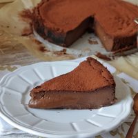 Sin harina, huevo y azúcar: la mejor tarta de chocolate para comer sin culpas el fin de semana