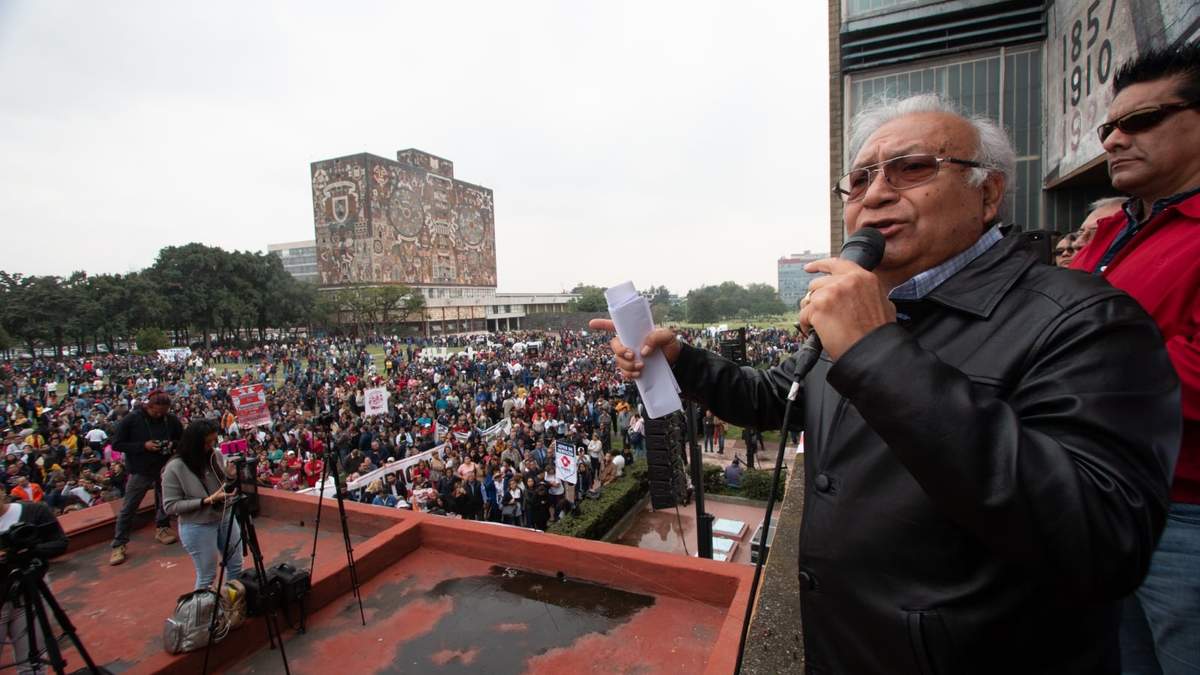 Agustín Rodríguez en  un mitin del STUNAM en la rectoría