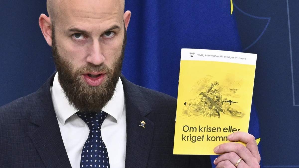 El ministro sueco de Defensa Civil, Carl-Oskar Bohlin, presenta la nueva versión del folleto "Si la crisis de la guerra llega" en Estocolmo, Suecia