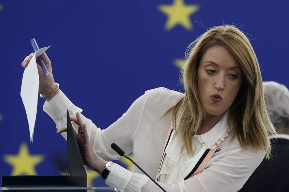 Roberta Metsola, presidenta del Parlamento Europeo toma notas durante una sesión especial sobre cabildeo, el 12 de diciembre de 2022, en Estrasburgo, Francia