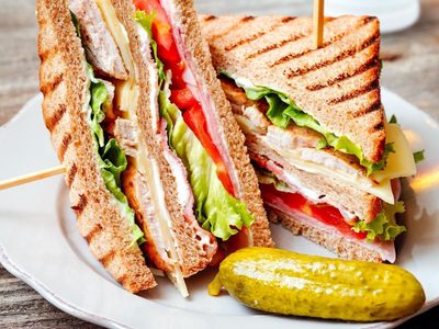 Exquisito sándwich club: la receta perfecta para tus almuerzos en las vacaciones