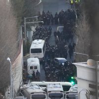 Policías e investigadores de Corea del Sur detienen al presidente Yoon Suk Yeol