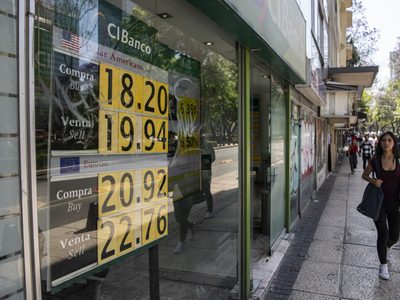 Peso pierde ante salida de capitales, según datos de Bloomberg