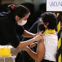 Avanza la vacunación en Chile: más del 75 % de la población objetivo ya recibió el esquema completo