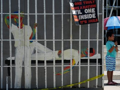 “Despreciables e inhumanos”, los tratos de Greg Abbott a los migrantes: Casa Blanca