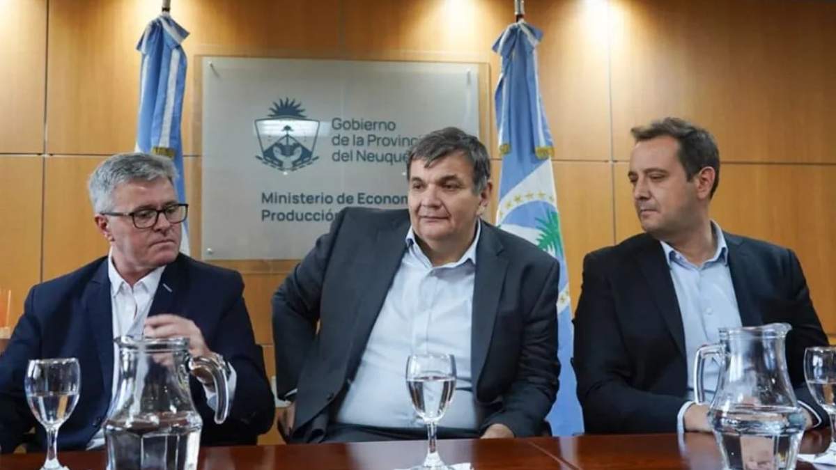 El ministro de Economía de Neuquén, Guillermo Koenig, en la apertura de sobres. Fuente: (Gobierno de Neuquén)