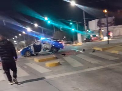 Grave choque entre un motociclista y un patrullero policial en el Metrobus