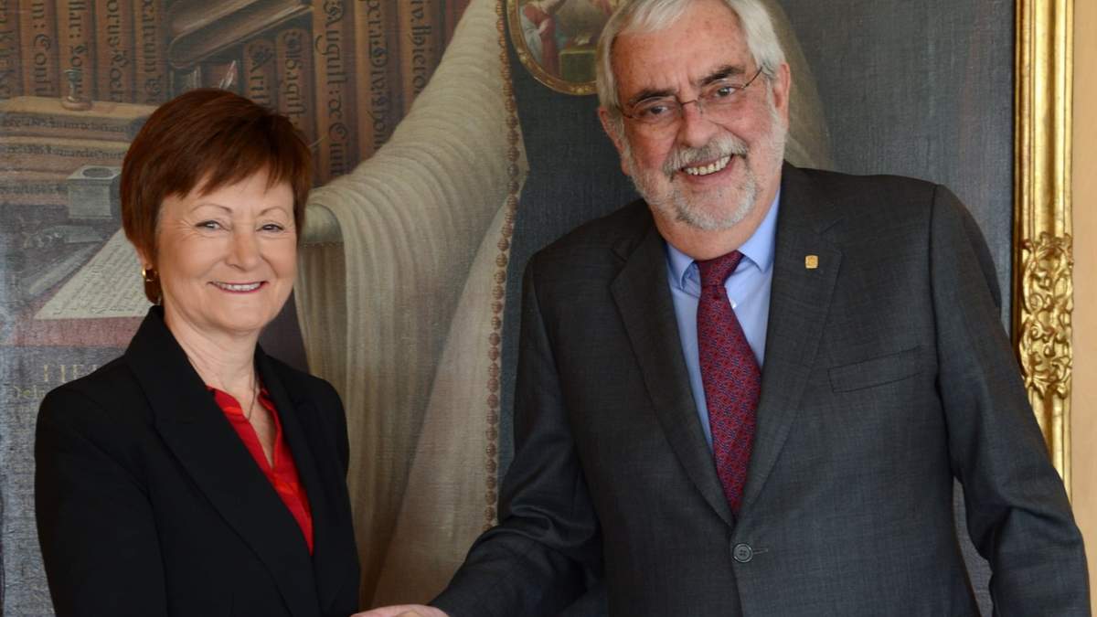 El rector Enrique Graue y su homóloga de la Universidad de Valencia, María Vicenta Mestre Escrivá