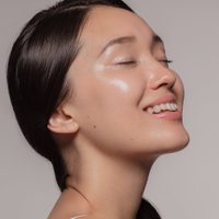 Con 2 ingredientes y esta idea súper económica, hacé tu propio iluminador casero para completar tu rutina de maquillaje