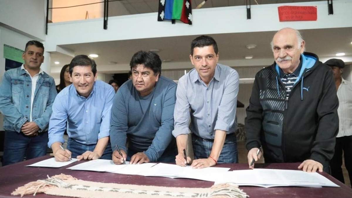Koopmann firmó convenios con comunidades mapuches. Fuente: (Facebook)