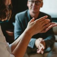 ¿Te tocás las manos cuando hablás? Lo que dice la psicología sobre este gesto que hacemos sin darnos cuenta