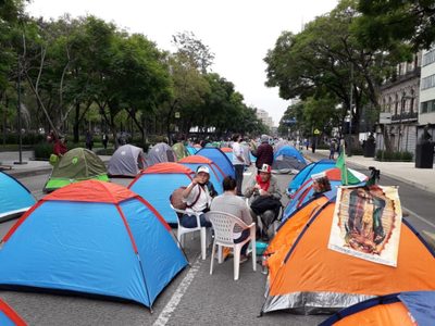 Frena instala plantón en avenida Juárez; exige la renuncia de AMLO
