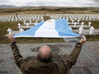 La Cruz Roja trasladará los restos de cinco soldados caídos en Malvinas para identificarlos