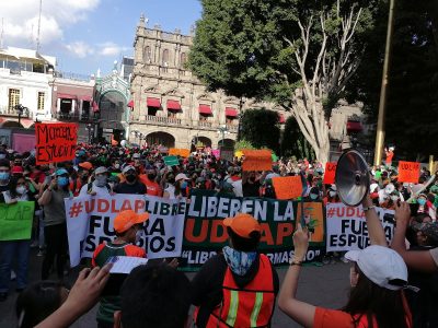 Estudiantes de la UDLAP marchan para exigir a Barbosa que devuelva el campus