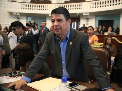 Investigan por lavado, corrupción y prostitución forzada a Israel Betanzos